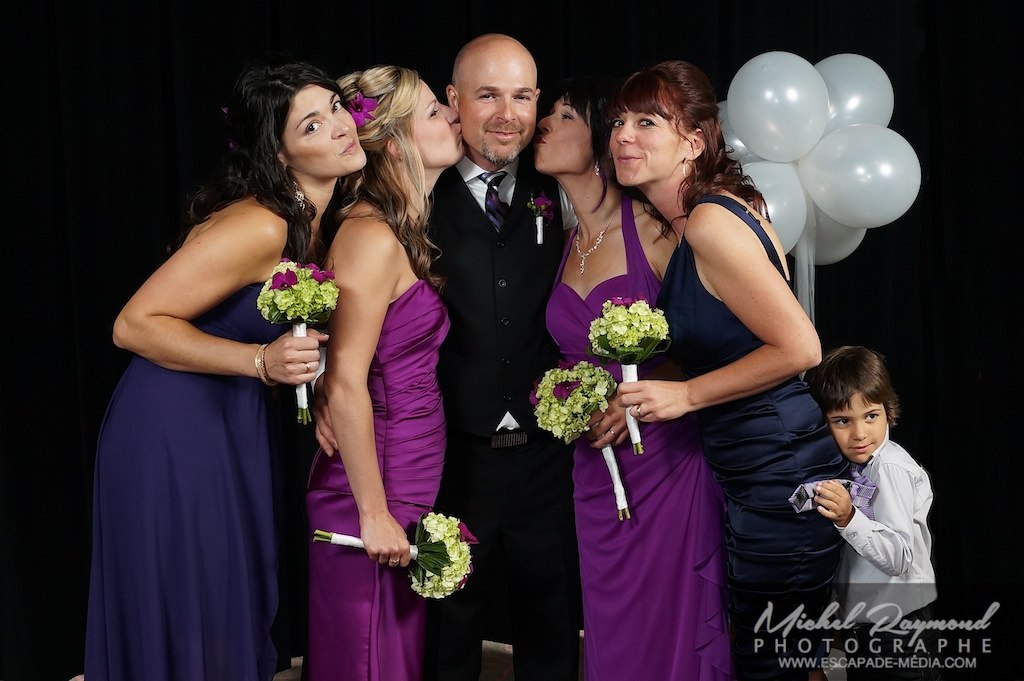 le marié se fait embrasser par les demoiselles d'honneur