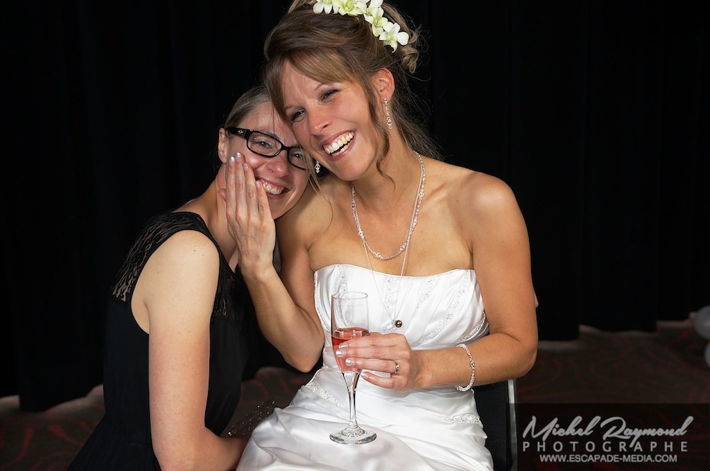 photo de la mariée en éclat de rire avec son amie