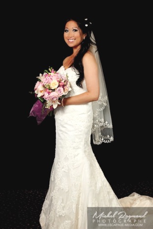 photo de la mariée vietnamienne avec bouquet