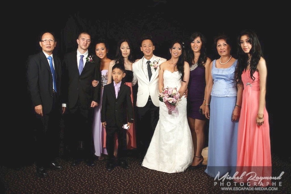 photo des mariés avec la famille proche vietnamien
