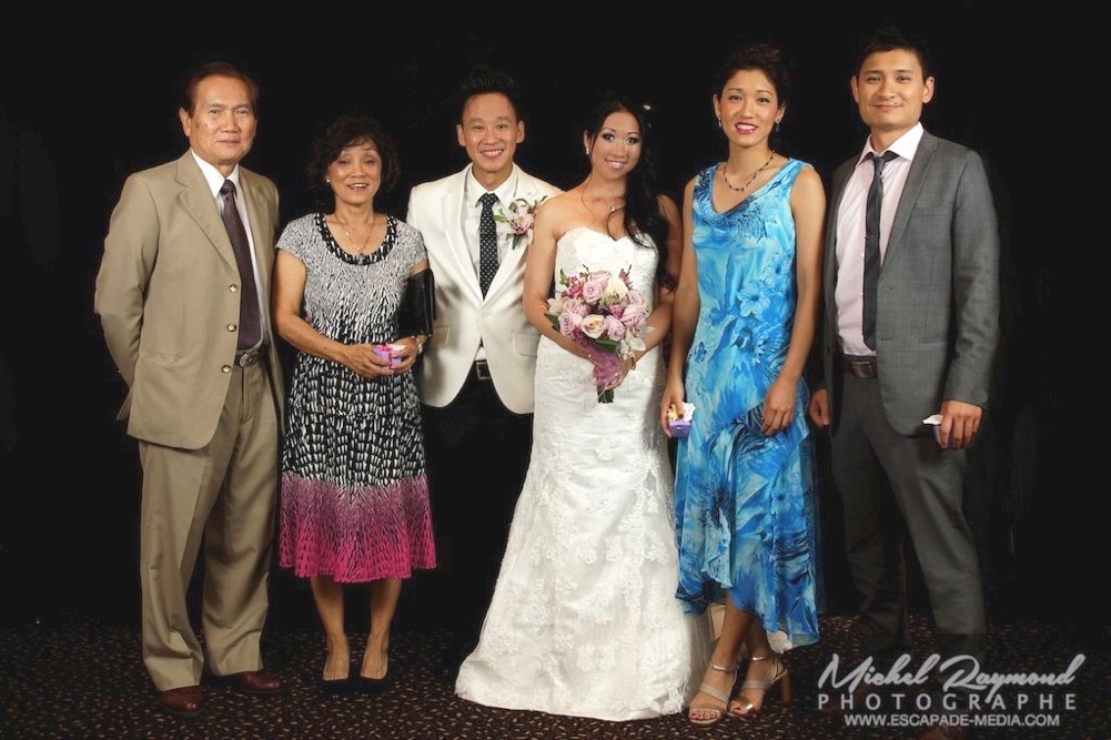 photo des mariés avec invités
