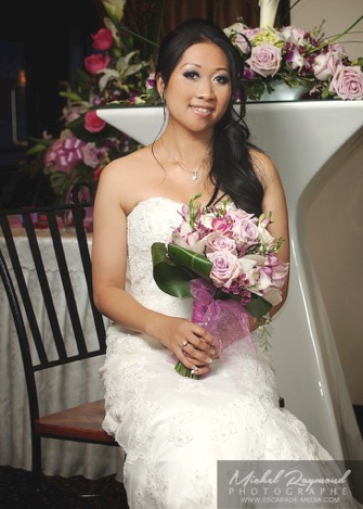 la mariée vietnamienne avec bouquet