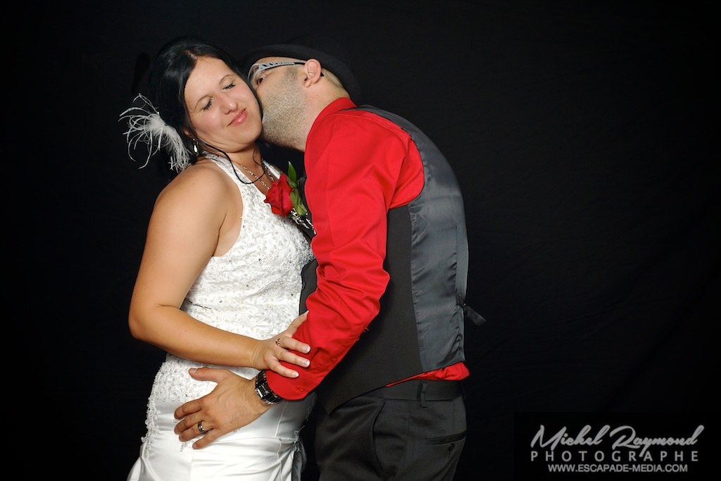 le couple mariés s'embrasse à la Champenoise