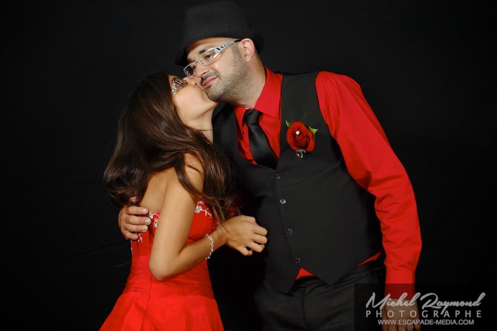 la fille robe rouge embrasse son père marié