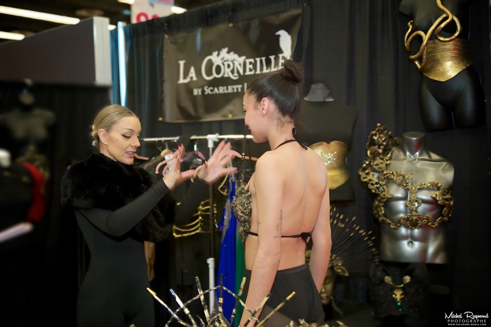 scarlett-james-pr&eacute;pare-la mod&egrave;le-pour-d&eacute;fil&eacute;-de-la-boutique-la-corneille