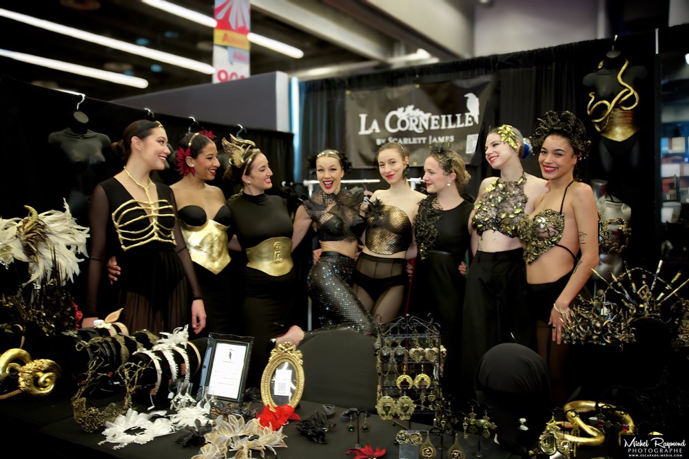 scarlett-james-et-&eacute;quipe-mod&egrave;les-de-la-boutique-la-corneille-au-salon-national-de-la-femme