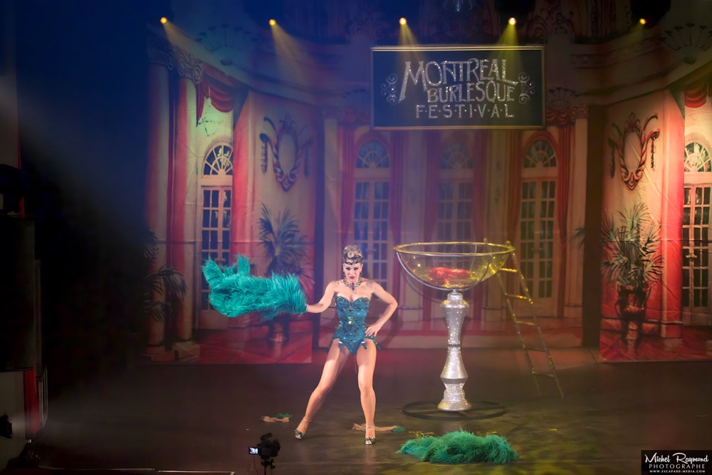 Performance-burlesque-scarlett-james