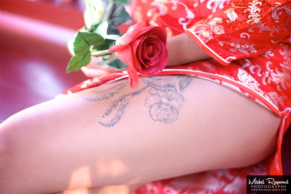 tatoo-sur-la-cuisse-et-rose-rouge
