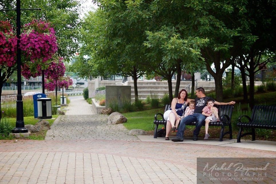 famille sur un banc dans le parc Vieux Saint-Jean