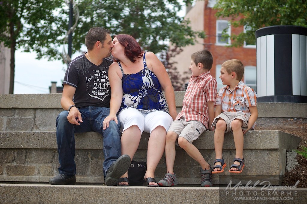 Couple s'embrasse devant les enfants dans le Vieux Saint-Jean