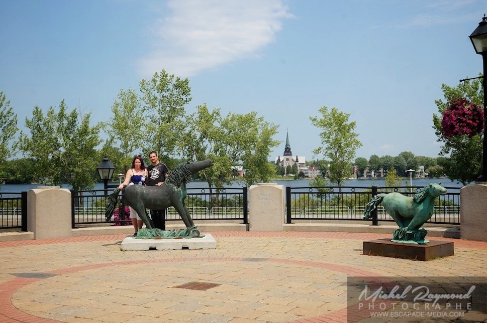 Couple près du cheval de fer et vue sur la rivière Richelieu